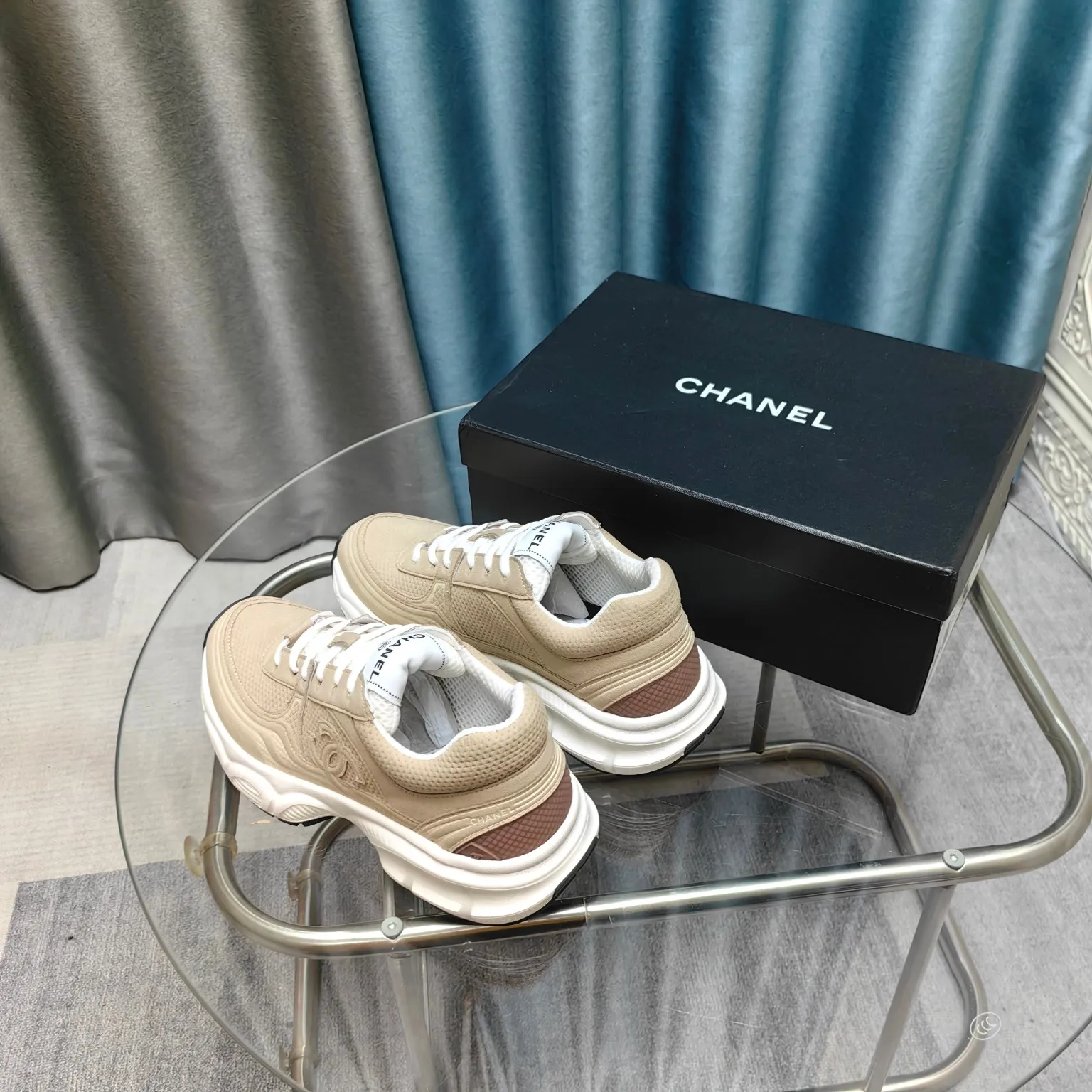 p680🐮🐮Chanel Chanel dad shoes, men and women couples - 2025 counter top casual sports shoes This classic design; the upper is electro-embroidered with a variety of techniques; the outsole is fashionable and sporty; it is unusual to incorporate a variety of color matching elements... The diversified mix and match is very beautiful and versatile, casual, fashionable, sports and outdoor can be taken into account... ꫛꫀꪝ Go➫ Material: ❶Upper is made of: Original imported first-layer silk cowhide + original waterproof cloth + original first-layer cowhide ❷Inner lining: original sheep lining + mesh ❸Outsole based on: original TPU combination outsole Special counter boutique packaging complete set for women 35–41